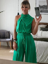 Trendiges Damenoutfit: Ärmelloses Crop-Top und weite Hose