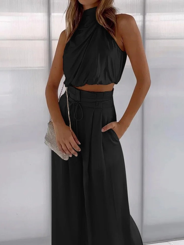 Trendiges Damenoutfit: Ärmelloses Crop-Top und weite Hose