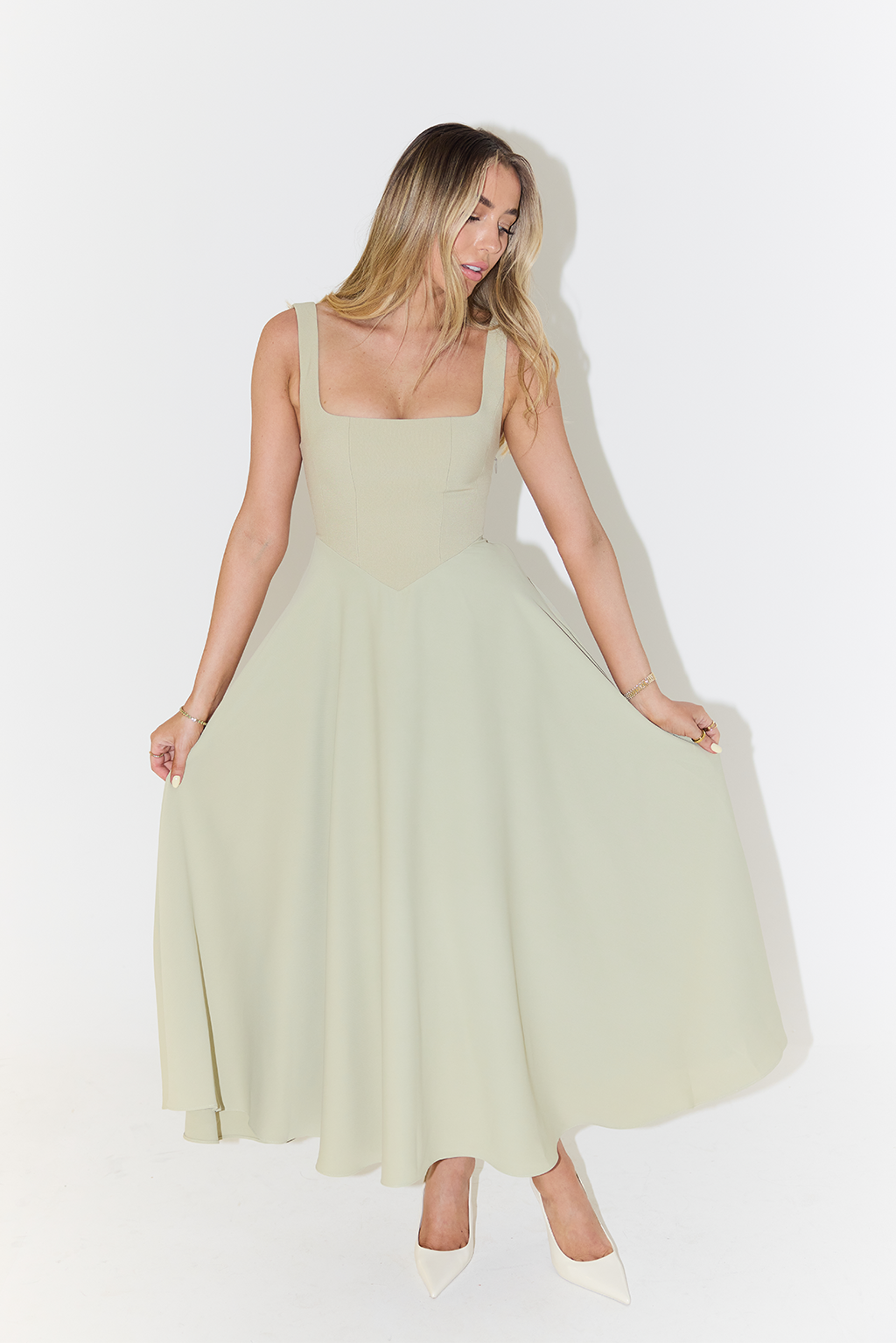 Robe Midi à Encolure Carrée - Style Élégant et Durable