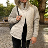 Steppjacke mit Strickärmeln und hohem Kragen