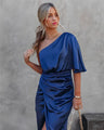 Midikleid aus Satin mit freiliegenden Schultern und asymmetrischem Ausschnitt