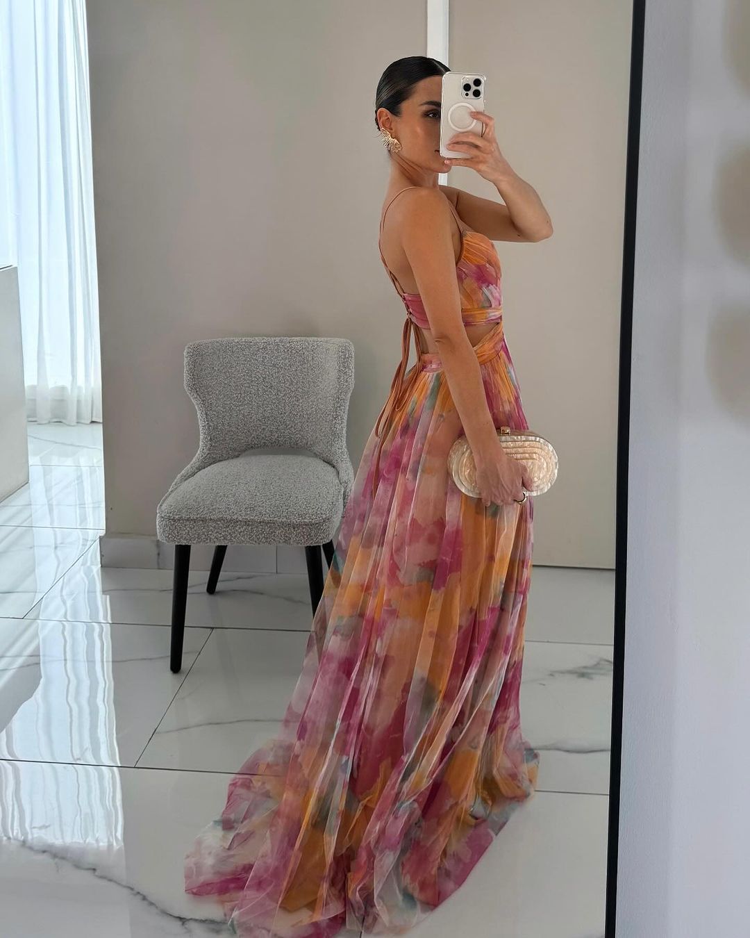 Maxikleid für den Sommer mit Blumenmuster und offenem Rücken