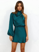 Satinrobe mit einer Schulter – Elegantes asymmetrisches Design