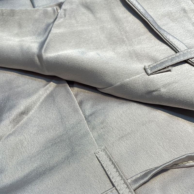 Trendiges Damenoutfit: Ärmelloses Crop-Top und weite Hose