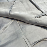 Trendiges Damenoutfit: Ärmelloses Crop-Top und weite Hose