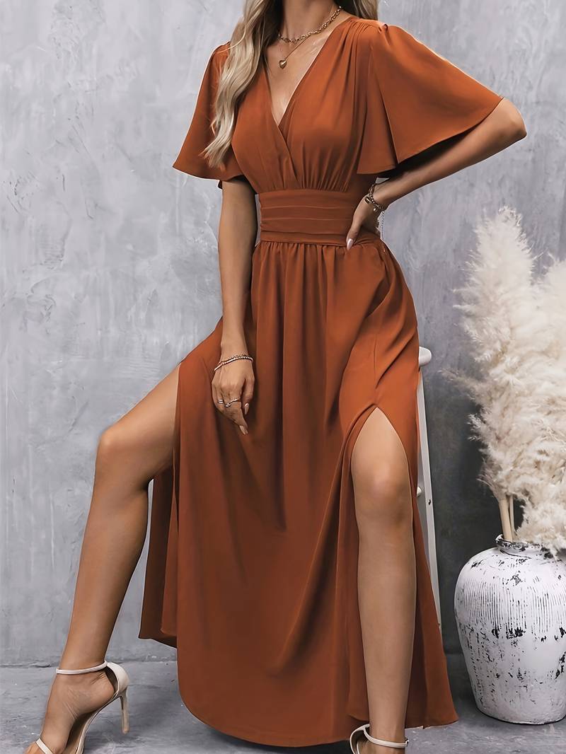 Elegantes Kleid mit Rüschen und plissiertem Taillenbereich
