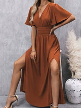 Elegantes Kleid mit Rüschen und plissiertem Taillenbereich