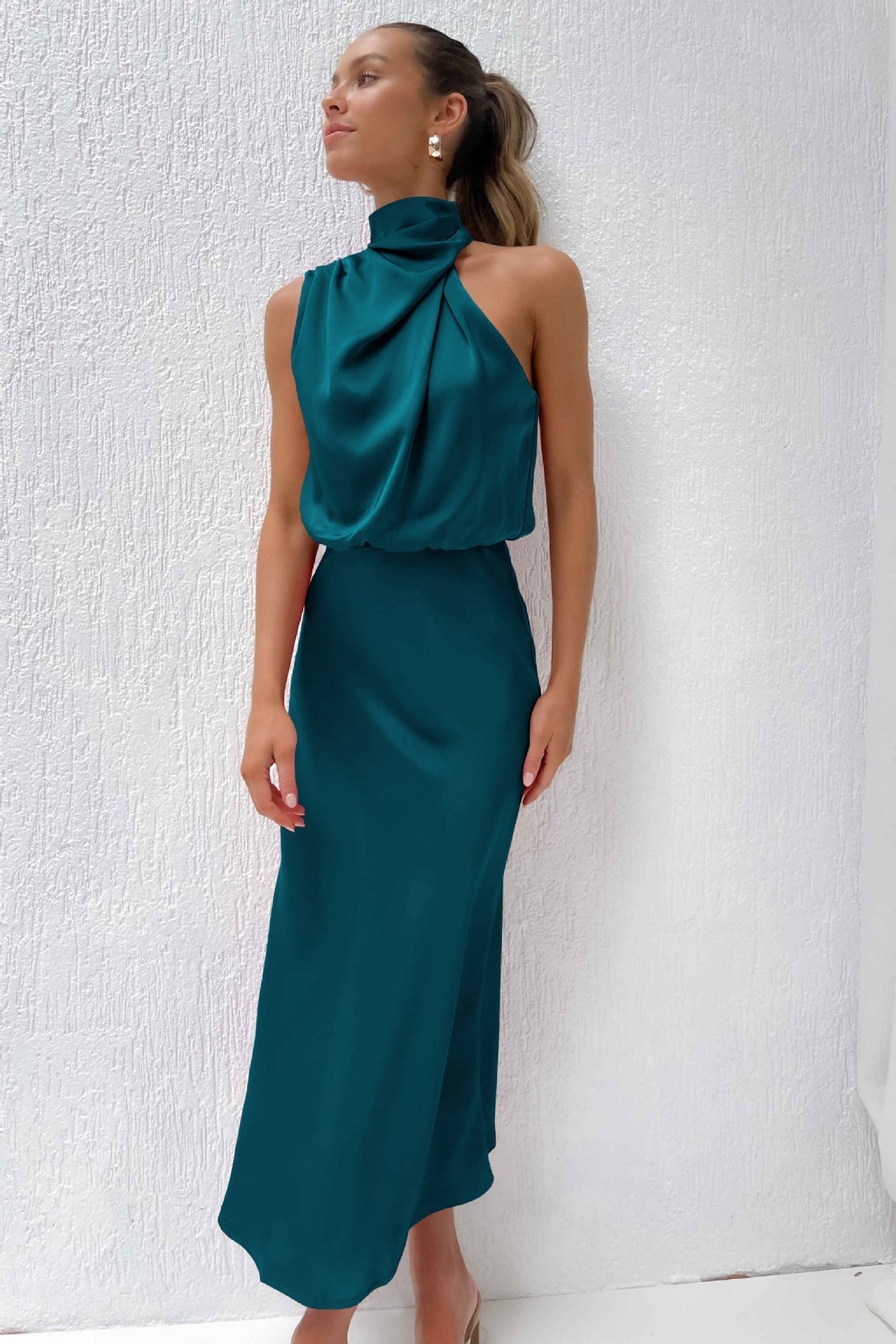 Lange Satinrobe mit Neckholderkragen und elegantem Schnitt