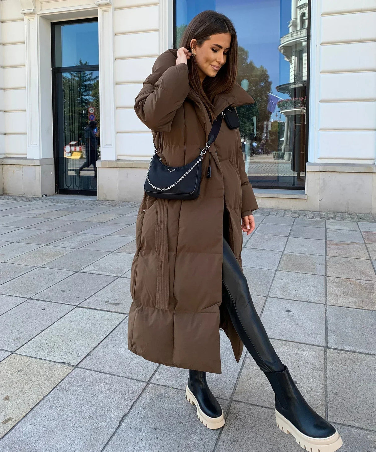 Langer Wintermantel für Damen – Eleganter gesteppter Mantel mit Gürtel