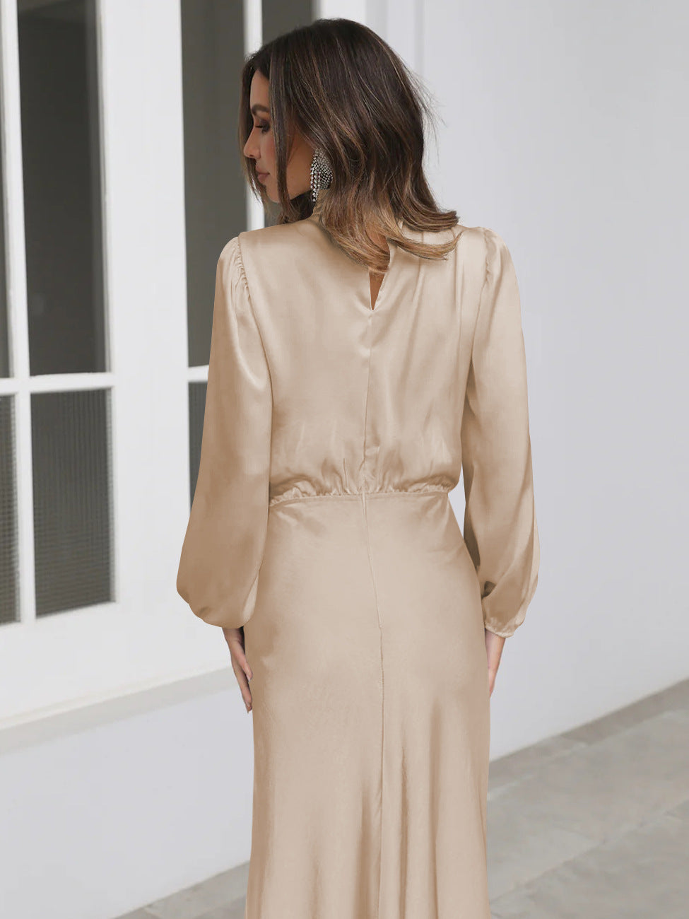 Elegantes Satin-Kleid mit langen Ärmeln