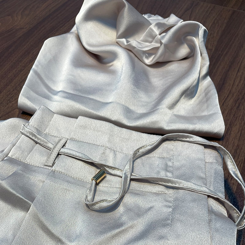 Trendiges Damenoutfit: Ärmelloses Crop-Top und weite Hose