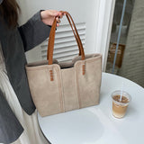 Elegante Ledertasche mit geräumigem Innenraum und mehreren Taschen