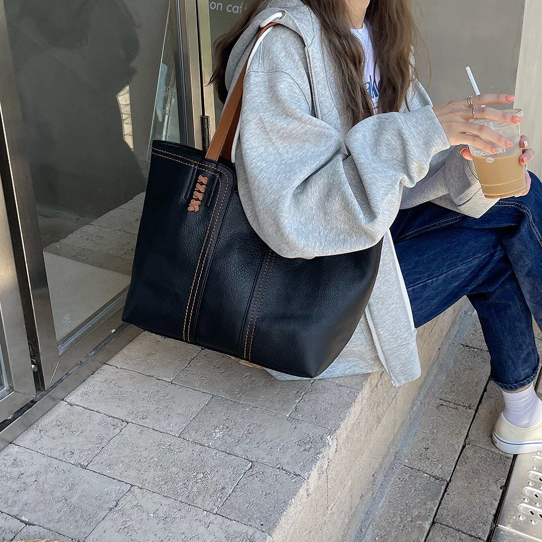 Elegante Ledertasche mit geräumigem Innenraum und mehreren Taschen