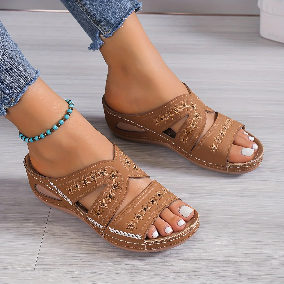 Bequeme orthopädische Sandalen mit Keilabsatz und Belüftung